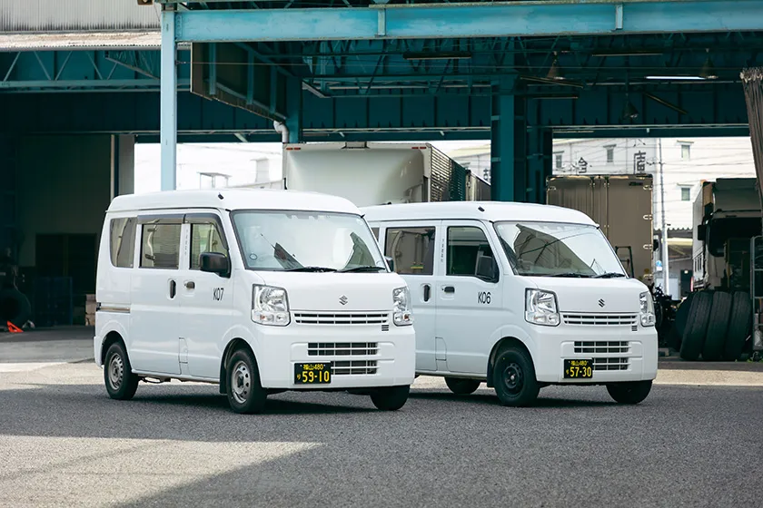 構内に並ぶ千葉運送の軽貨物車両