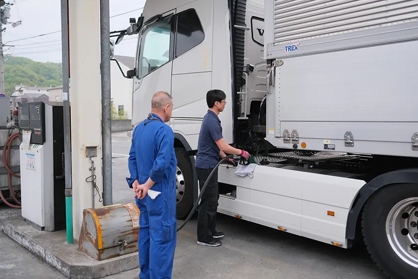 自社給油所で大型車に給油するスタッフ