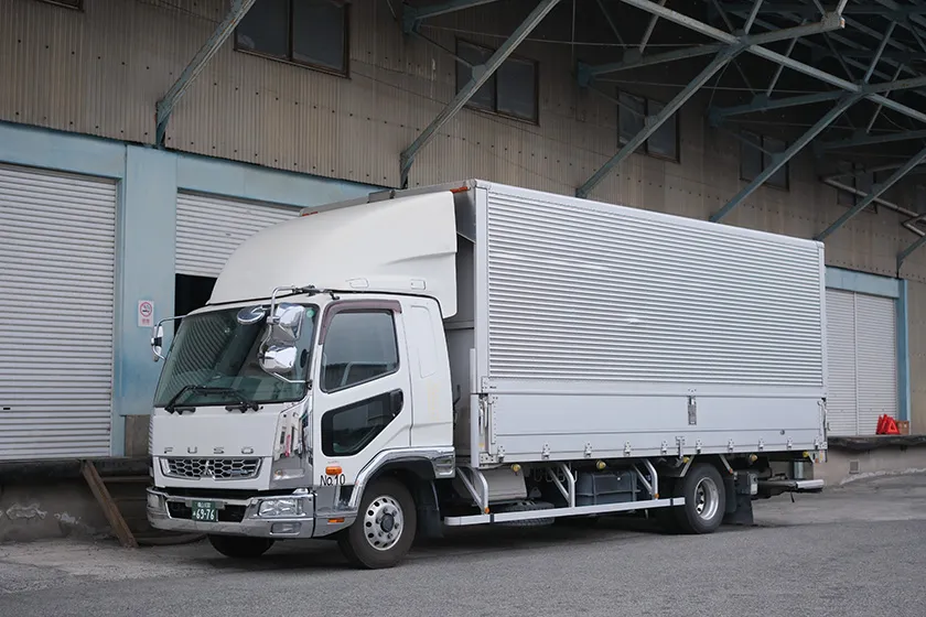 荷役口に着けた中型ウイング車