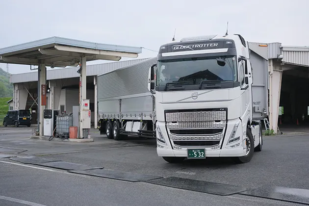 グループの輸送を支える大型トレーラー