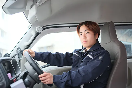 軽貨物車両で地域配送を担う千葉運送のドライバー