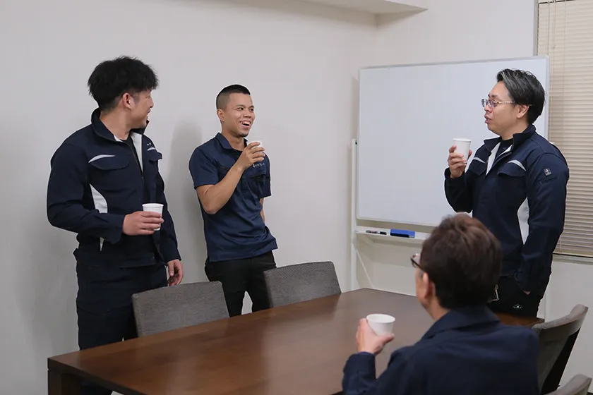 休憩スペースで談笑するスタッフ