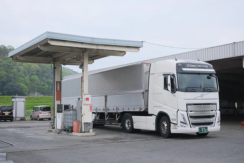 自社給油所で給油する大型トラック