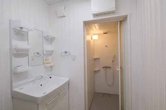 単身寮の洗面所とシャワールーム