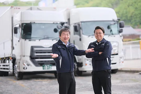 トラックを背に出迎える代表取締役と専務
