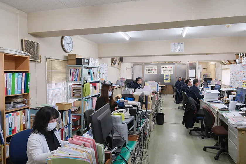 事務所で運行管理にあたるスタッフ
