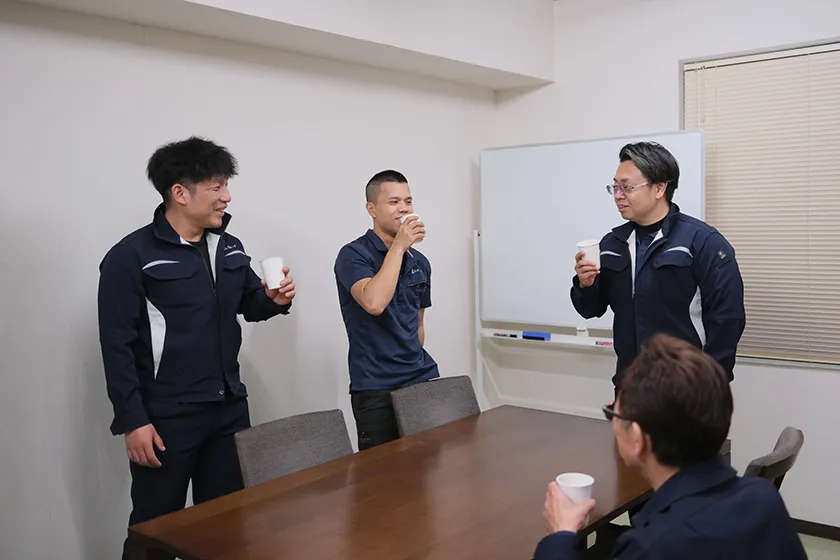 休憩スペースで談笑するスタッフ