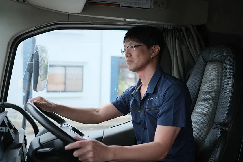運転席で業務にあたるドライバー