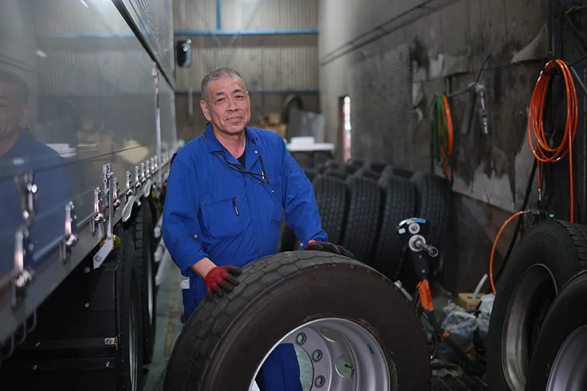 整備工場でタイヤを扱う整備スタッフ