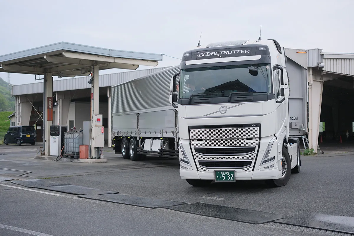 自社給油所で給油する大型トレーラー